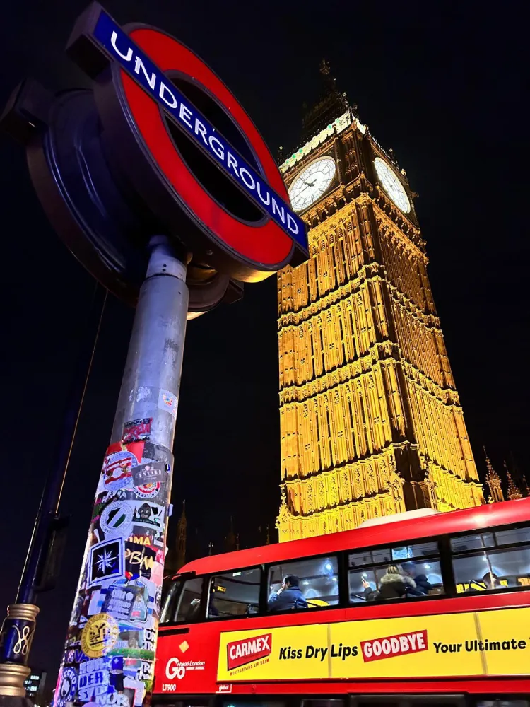 metro londra westminster di notte