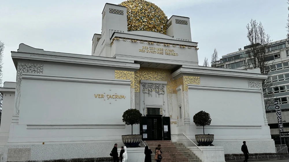 palazzo della secessione viennese, palazzo bianco con la cupola con foglie d'oro