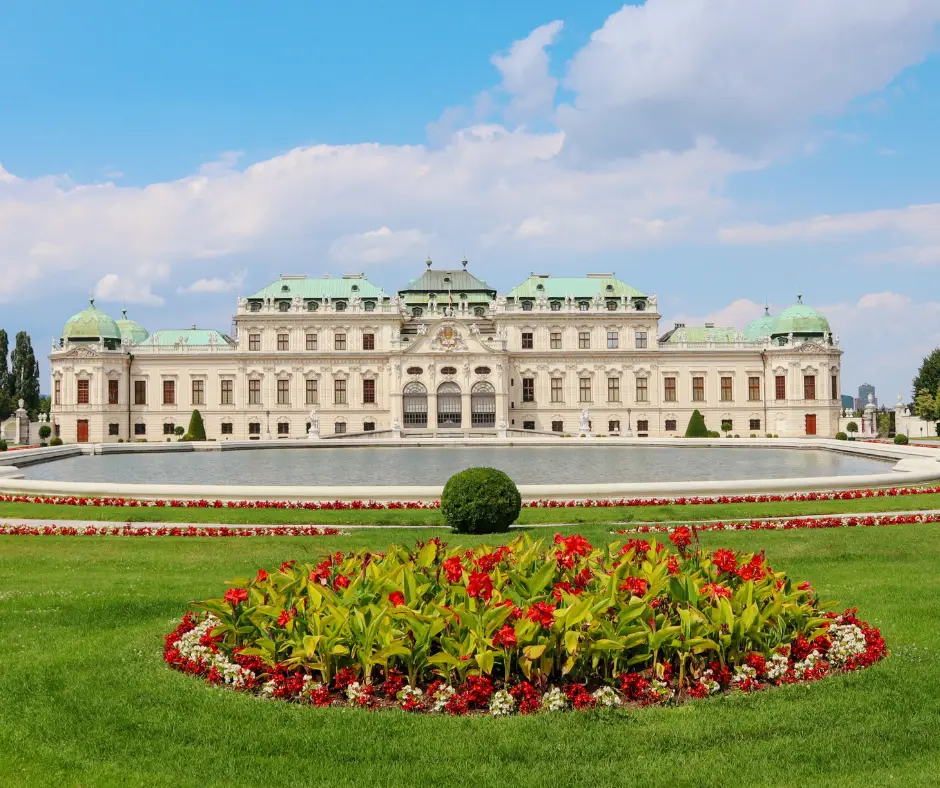 Palazzo del Belvedere a Vienna, palazzo storico con un grande parco davanti 