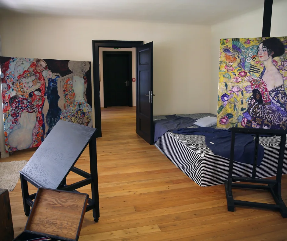Studio del pittore Gustav Klimt - ricostruzione con tele e il suo letto 