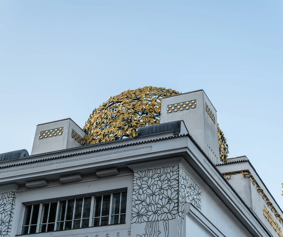 Palazzo della secessione viennese, palazzo bianco con cupola con foglie dorate 