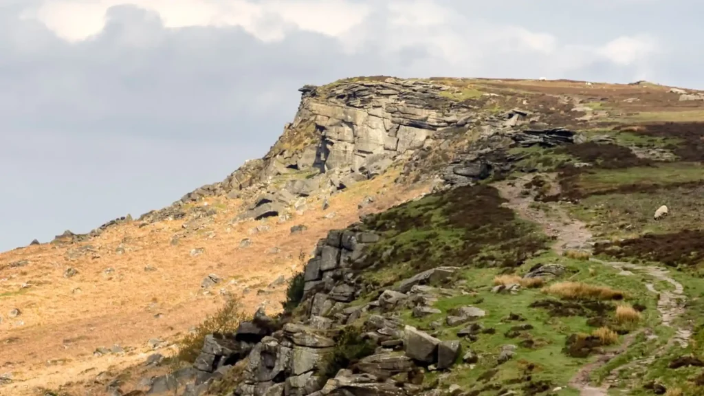 Stanage Edge, falsia rocciosa in ardesia nel Regno Unito, immagino del picco