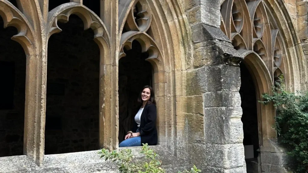 Ragazza nel chiostro del New College