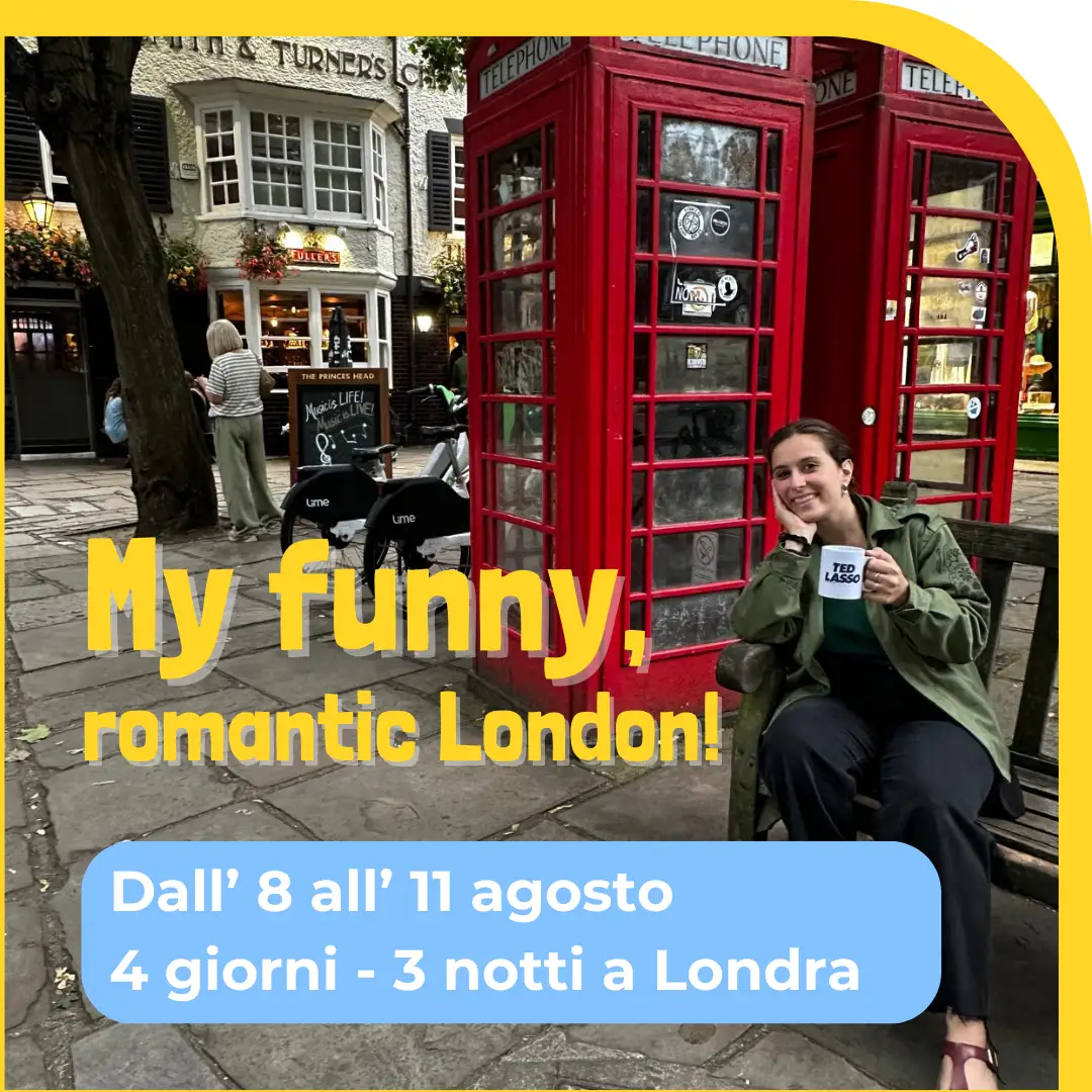 ragazza con i mano una tazza seduta su una panchina dietro a una cabina telefonica rossa tipica di Londra 