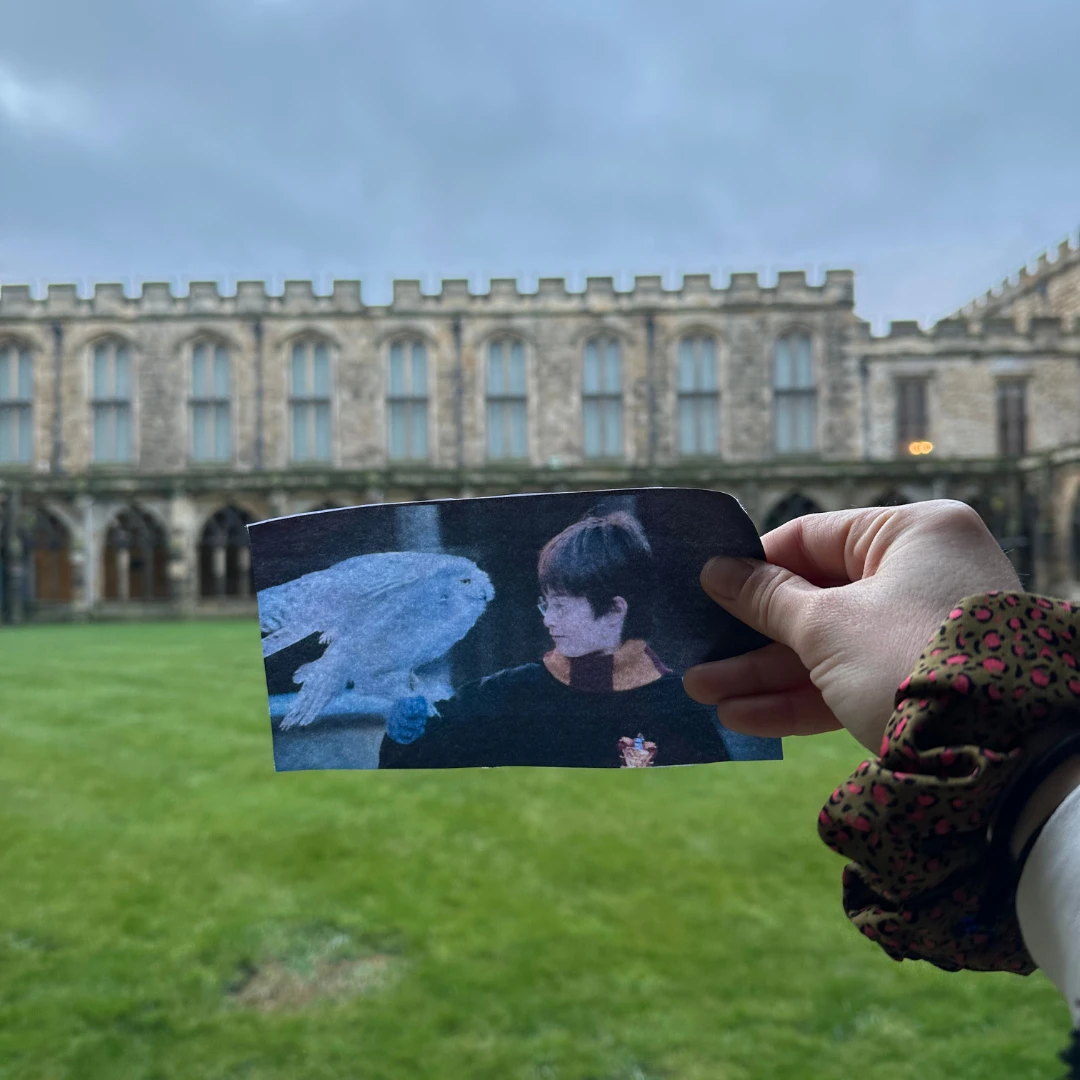 nei chiostri della cattedrale di Durham con la foto di una scena di Harry Potter, in cui un ragazzo moto con gli occhiali e vestito con una tunica nera (Harry Potter) e una civetta bianca sul braccio (Edvige)