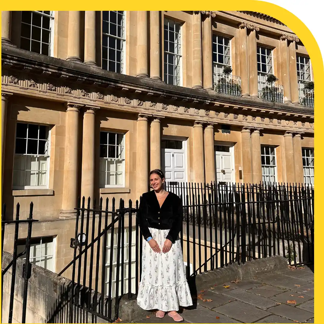 donna in abito Regency durante il Jane Austen Festival