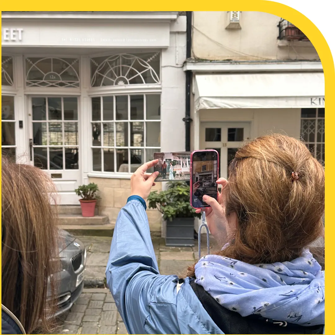 ragazze che fanno la foto alla location di una scena di bridgerton 