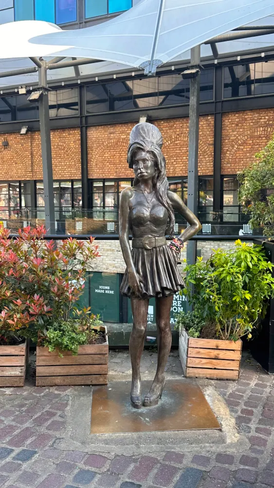 statua amy winehouse