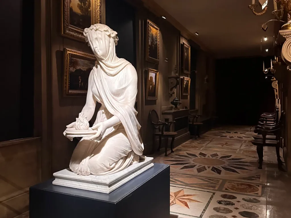 sala delle statue lizzie